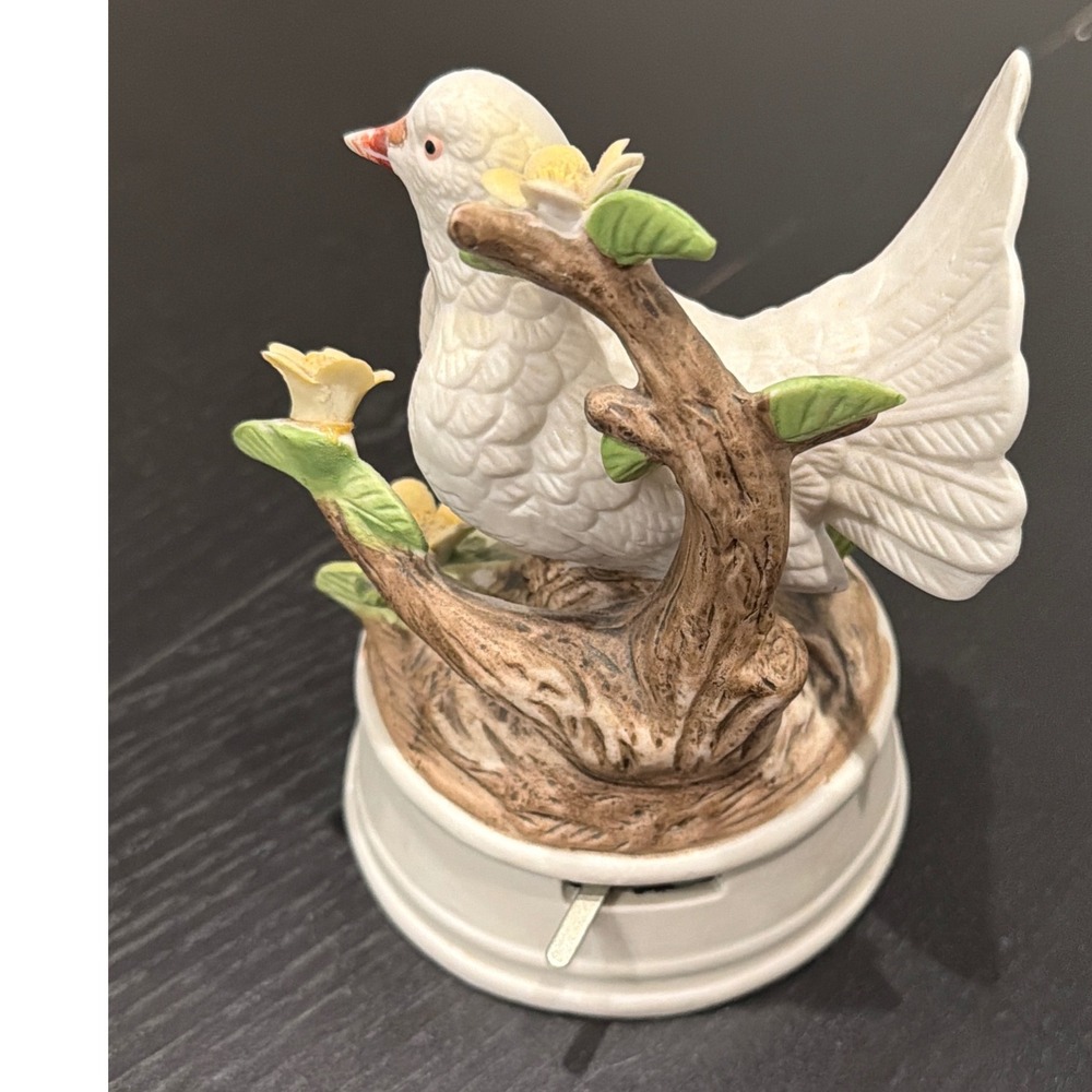Vintage Porcelain White Dove Bird Music Box Figurine with Yellow Flowers Sankyo - Picture 2 of 4